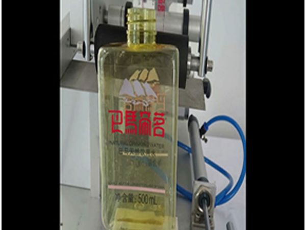（視頻）塑料圓方瓶半自動兼容貼標機AS-C11