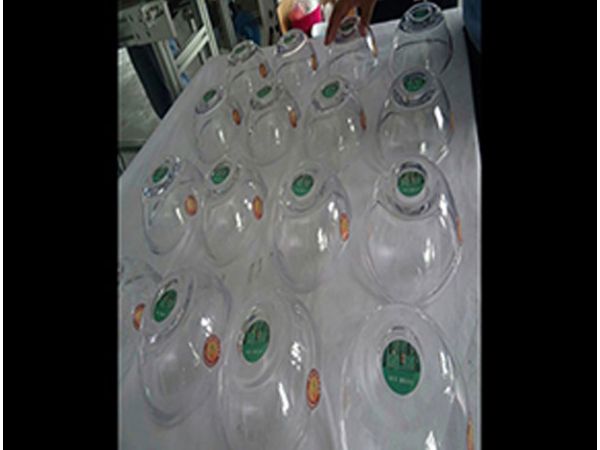 （視頻）餐具上貼二標(biāo)全自動流水線貼標(biāo)機(jī)AS-P05