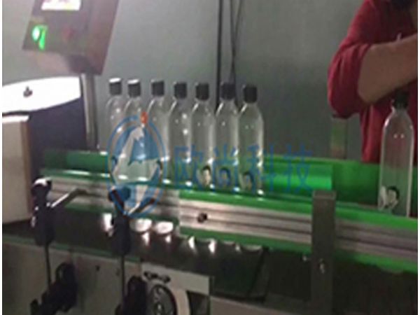 （視頻）自動灌裝、擰蓋高速貼標機