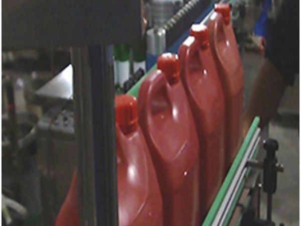 （視頻）洗潔精全自動灌裝旋蓋一體線貼標(biāo)機(jī)
