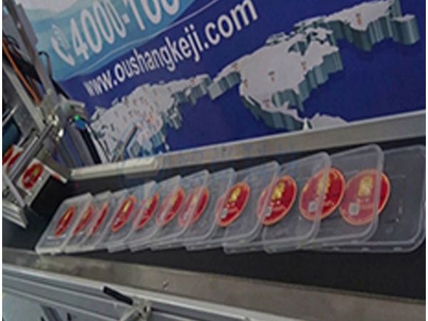 （視頻）一次性飯盒蓋子全自動流水線平面貼標(biāo)機(jī)AS-P05