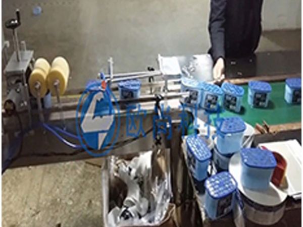 （視頻）全自動單側(cè)面清潔貼標(biāo)機(jī)AS-S01C