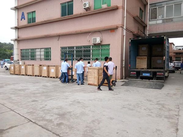  美縫劑自動壓活塞擰蓋機出貨現(xiàn)場